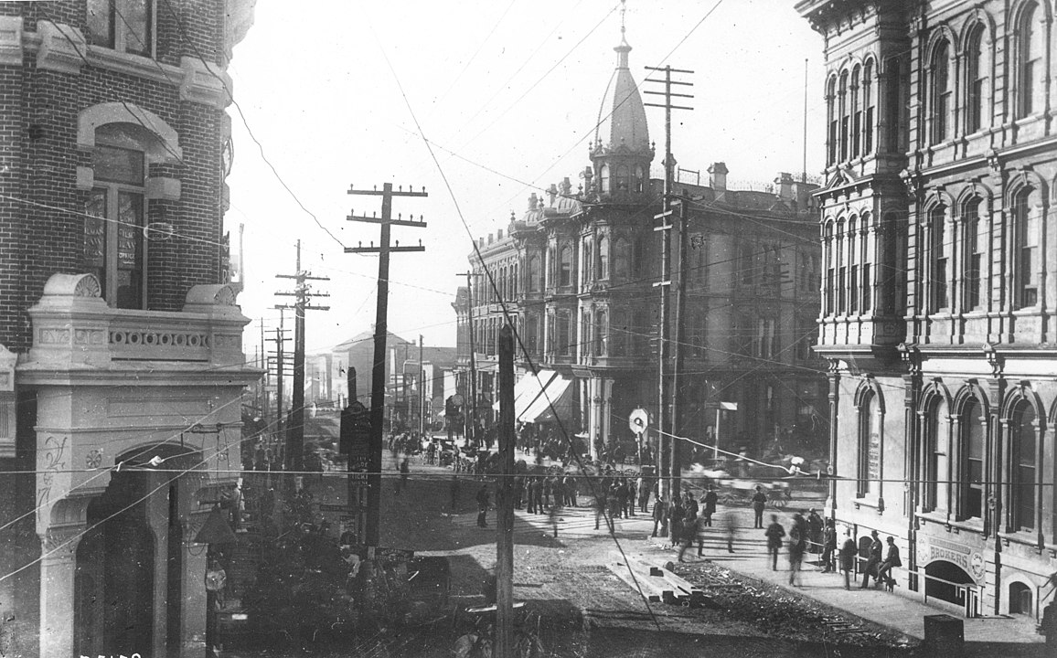 1156px-Yesler_Way_looking_west_from_1st_Ave,_June_5,_1889.jpeg