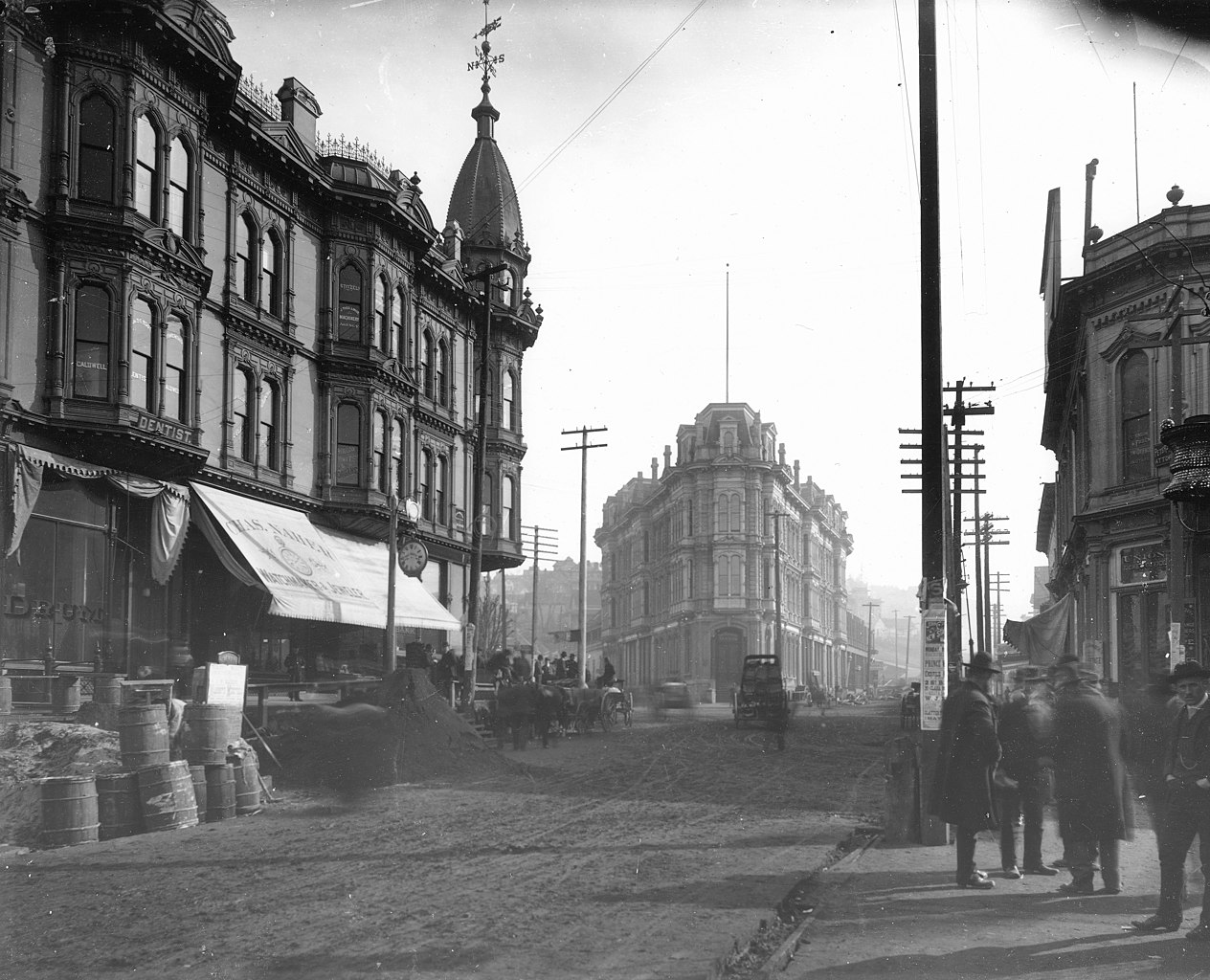 1264px-Yesler_Way_and_1st_Ave_looking_east_toward_the_Occidental_Hotel_and_the_Yesler-Leary_B...jpeg