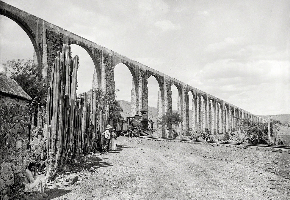 1897 Mexican Central Railway - the Aqueduct at Queretaro.jpg