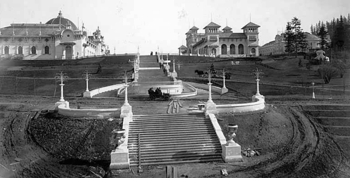 1904 expo-construction.jpg