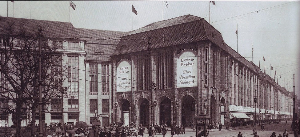 1920px-Kaufhaus_Wertheim,_Leipziger_Platz,_1920er_Jahre.jpg