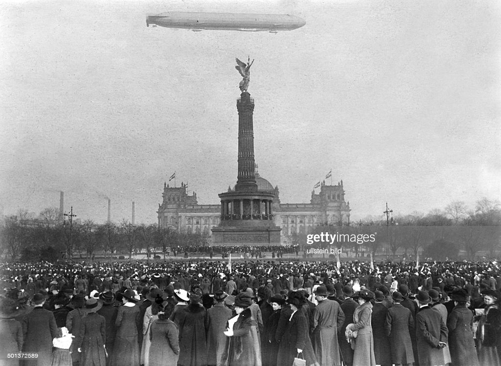 Berlin Victory Column - airship.jpg