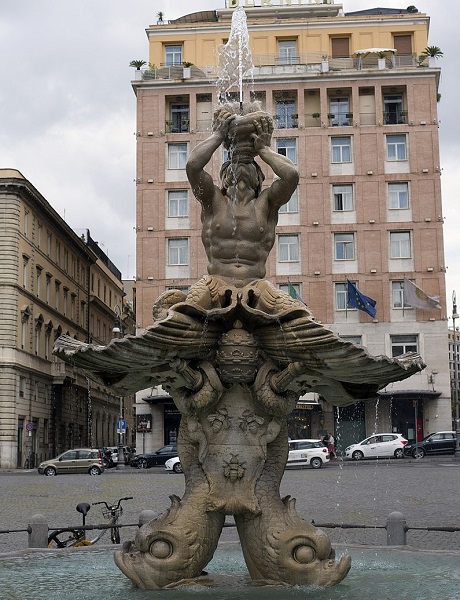 Fontana_del_Tritone,Rome.jpg