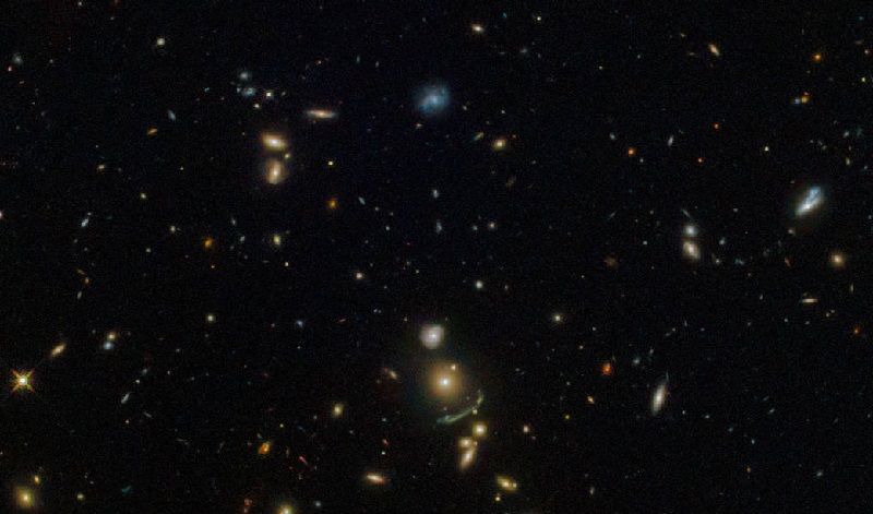 Hubble Spots a Green Cosmic Arc.jpg