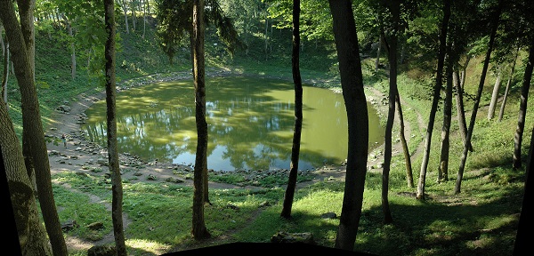 Kaali-crater-saaremaa-estonia-aug-2007.jpg