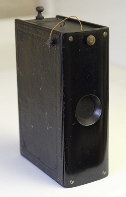 Krugener’s Taschenbuch’ Patent Book Camera, 1888.jpg