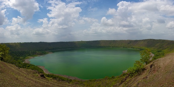 lonar_crater_lake.jpg