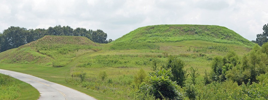 Mounds_at_Ocmulgee_National_Monument,_Bibb_County,_GA,_US.jpg
