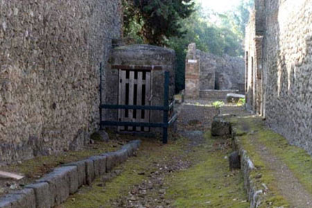 Pompei_waterwell_4.jpg