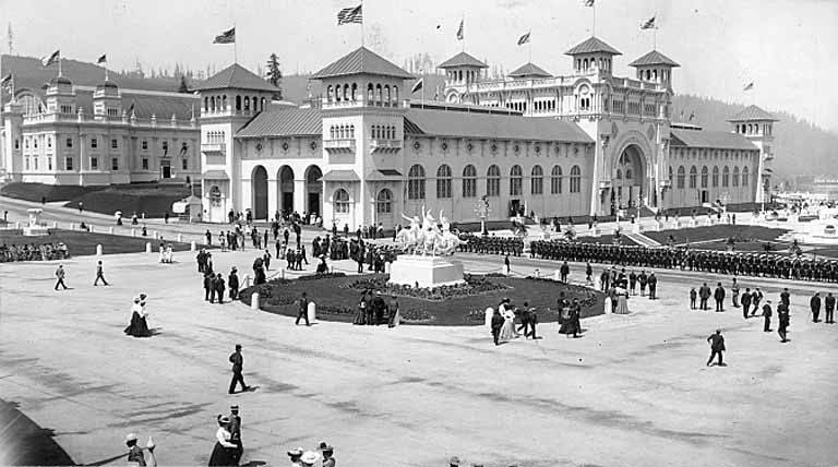 Remington_statue_in_front_of_the_Foreign_Exhibits_Building,_Lewis_and_Clark_Exposition,_Portla...jpg