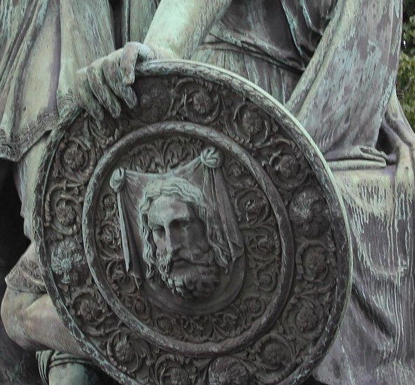 Щит на памятнике Минину и Пожарскому. Святой щит. Канал святой щит