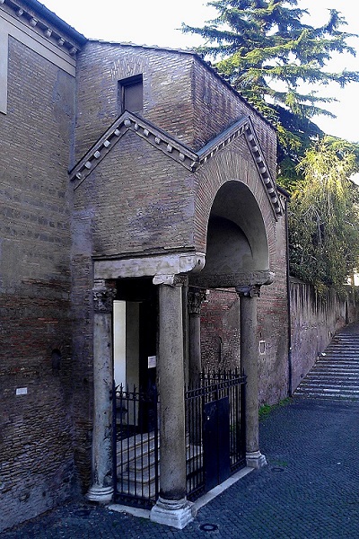 Side_entrance_to_the_Basilica_of_San_Clemente.jpg