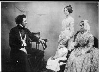 13Daguerreoptye-Family-Portrait_1850.jpg